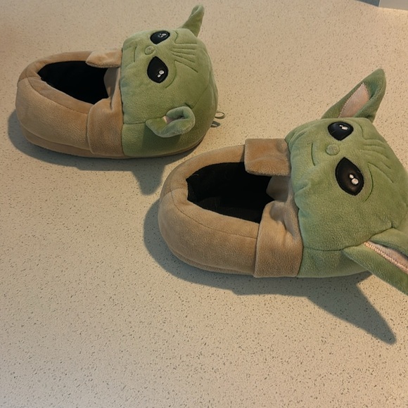 Baby Yoda/Grogu plush slippers, size 2/3. - Picture 2 of 4
